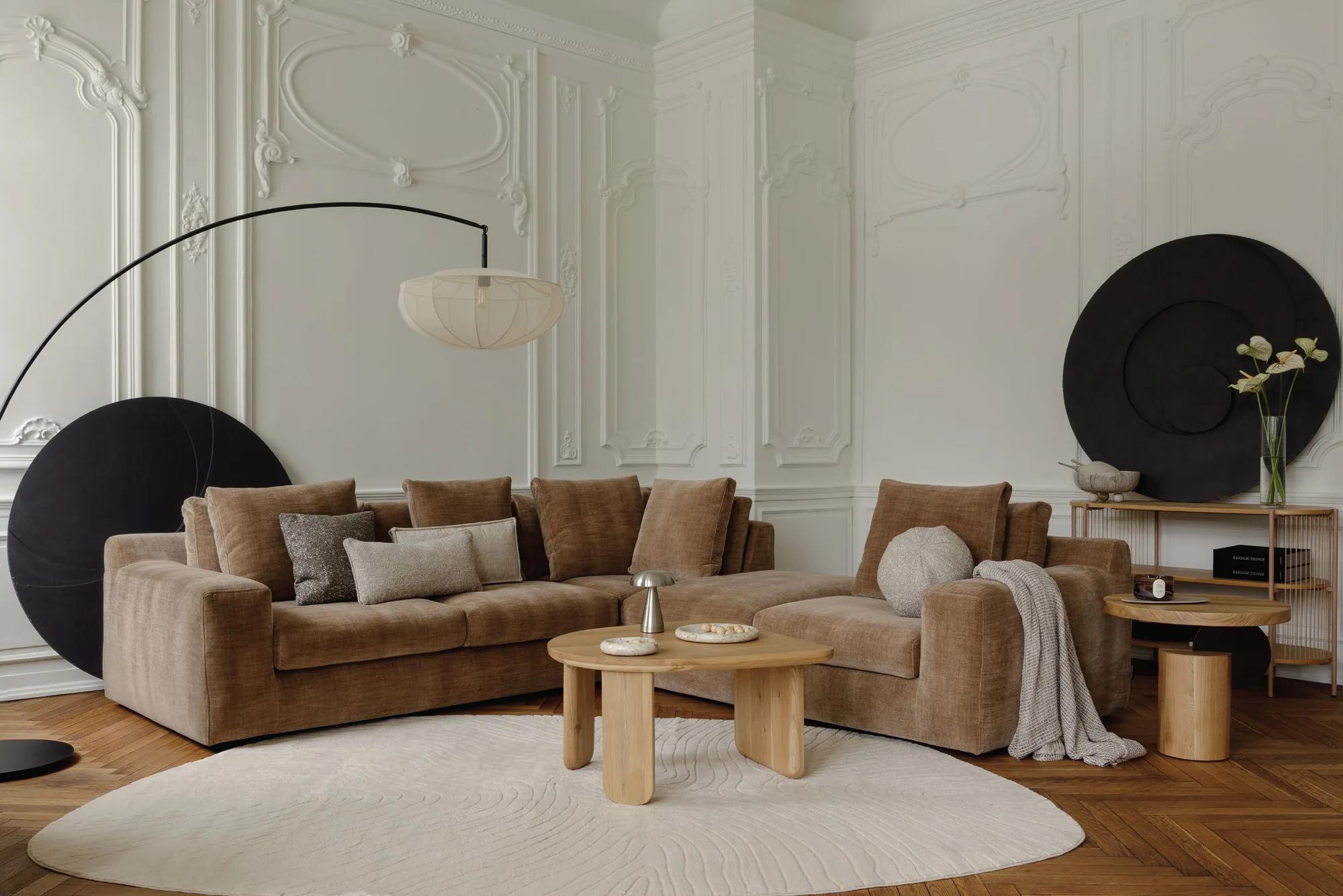 Cortona Modulsofa in warmem Braunton im klassischen Raum
