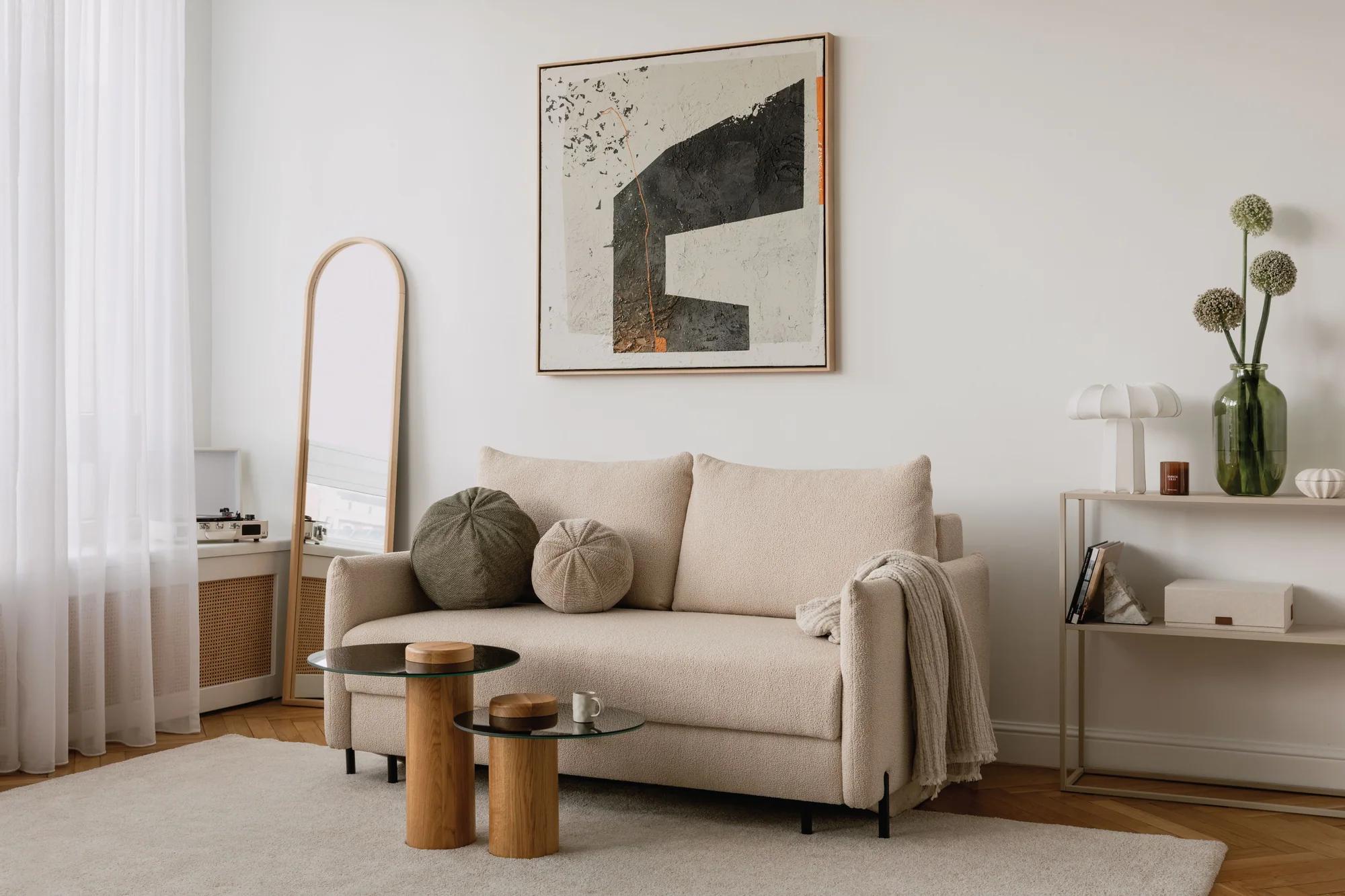 Madera Slim Sofa in Creme mit rundem Holztisch