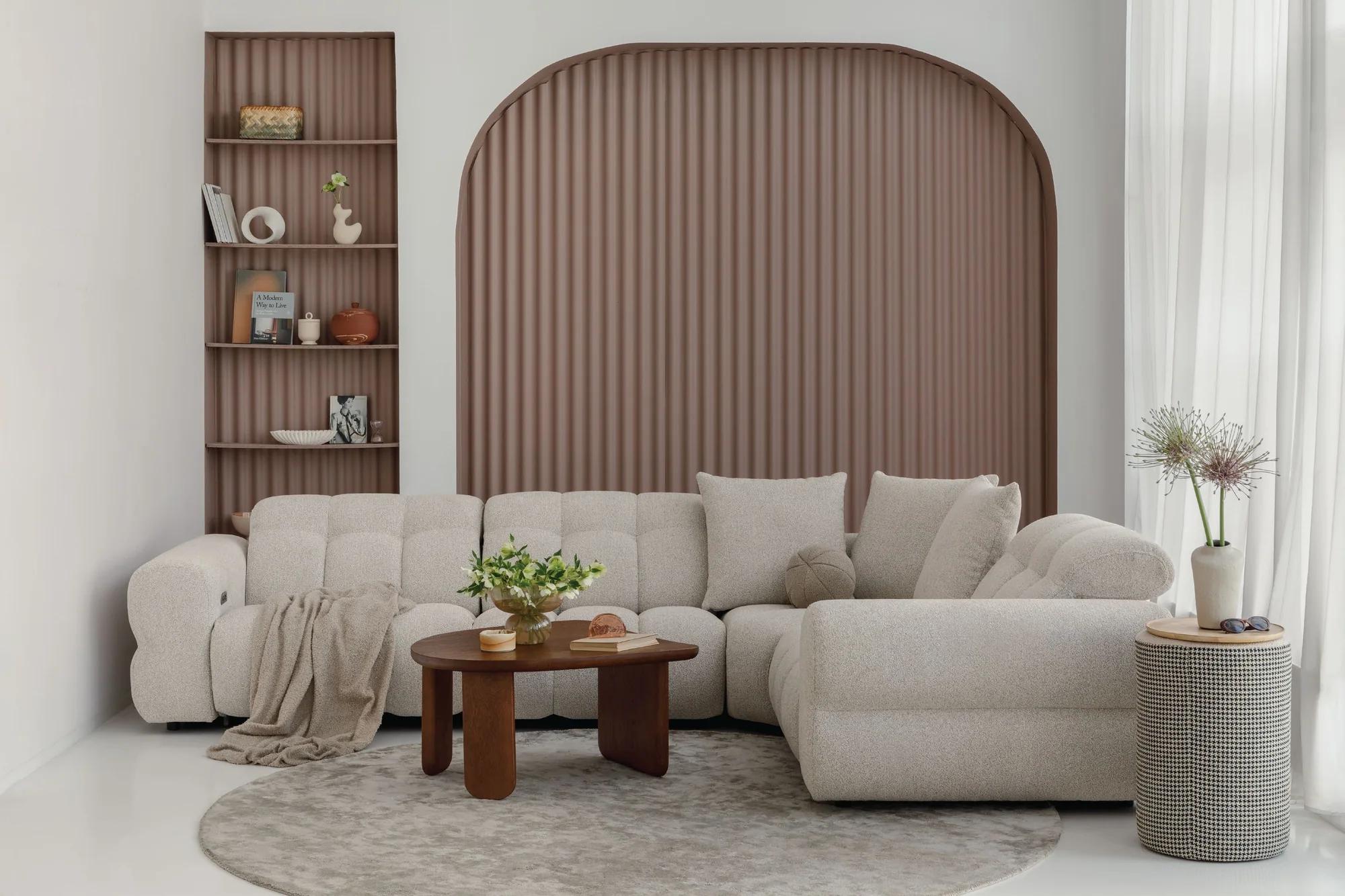 Nuvia Modulsofa in Creme vor einer Bogenwand