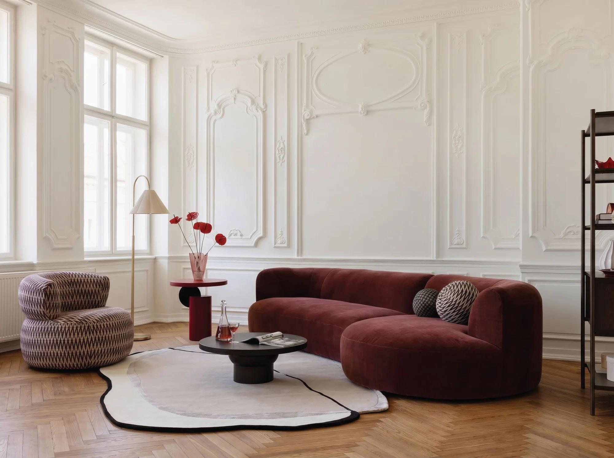 Oasi Modulsofa in Burgund im klassischen Wohnraum