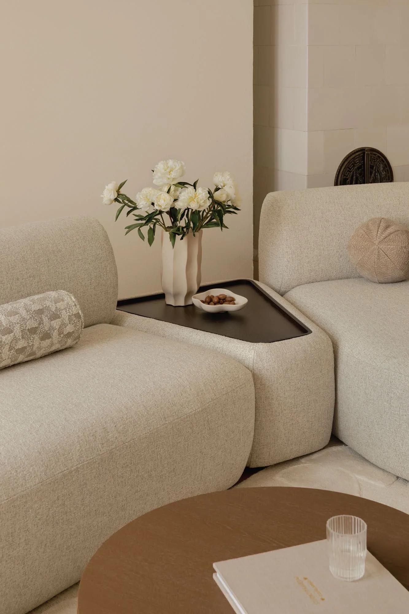 Piave Sofa in Creme mit Blumen im Vordergrund